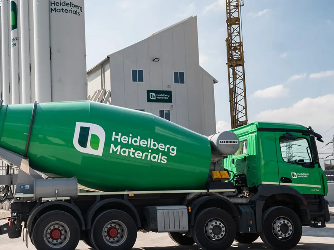 Heidelberg Materials Fahrmischer vor Betonwerk