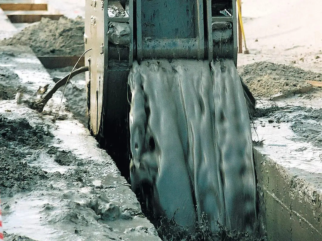 Seku-mix ist ein bewährter Dichtwandbaustoff, der zur Abdichtung von Baugruben oder auch im Hochwasserschutz zur Abdichtung von Dämmen und Deichen eingesetzt wird.