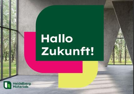 Grünes, pinkes und gelbes Overlay mit der Botschaft "Hallo Zukunft!" vor einem modernen, lichtdurchfluteten Betongebäude.