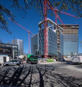 Die Heidelberger Beton GmbH lieferte für zwei der Türme bisher eine Vielzahl unterschiedlicher Betone auf die Baustelle, darunter Bohrpfahlbeton für den Spezialtiefbau, Massenbeton für die 2,40 Meter dicken Bodenplatten, die unter dem Bemessungsgrundwasserstand eingebaut wurden, Chronocrete für den komplexen Dachaufbau und hochfesten Beton der Druckfestigkeitsklasse C80/85 für die Stützen.
