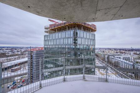 Die Heidelberger Beton GmbH lieferte für zwei der Türme bisher eine Vielzahl unterschiedlicher Betone auf die Baustelle, darunter Bohrpfahlbeton für den Spezialtiefbau, Massenbeton für die 2,40 Meter dicken Bodenplatten, die unter dem Bemessungsgrundwasserstand eingebaut wurden, Chronocrete für den komplexen Dachaufbau und hochfesten Beton der Druckfestigkeitsklasse C80/85 für die Stützen.