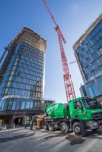 Die Heidelberger Beton GmbH lieferte für zwei der Türme bisher eine Vielzahl unterschiedlicher Betone auf die Baustelle, darunter Bohrpfahlbeton für den Spezialtiefbau, Massenbeton für die 2,40 Meter dicken Bodenplatten, die unter dem Bemessungsgrundwasserstand eingebaut wurden, Chronocrete für den komplexen Dachaufbau und hochfesten Beton der Druckfestigkeitsklasse C80/85 für die Stützen.