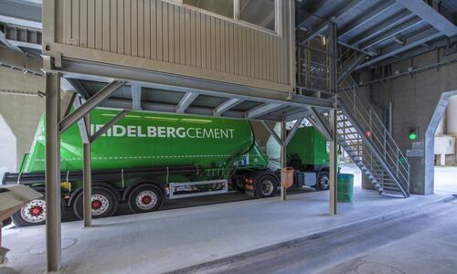 Nach der Lagerung in Silos wird der Zement den Ladestellen zugeführt, von wo er lose mit dem Silofahrzeug, Schiff oder verpackt mit dem LKW oder per Bahn die Reise an seinen Bestimmungsort antritt.