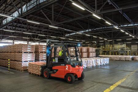 Verpackung / Sackzement - Ein kleiner Anteil des Zementes erreicht den Kunden als Sackware, abgefüllt durch Rotopacker und gestapelt über automatische Palettieranlagen.