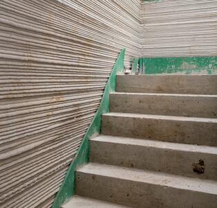 Die Fassadenstruktur im Erdgeschoss und im Obergeschoss behält die ursprüngliche gedruckte Betonstruktur.