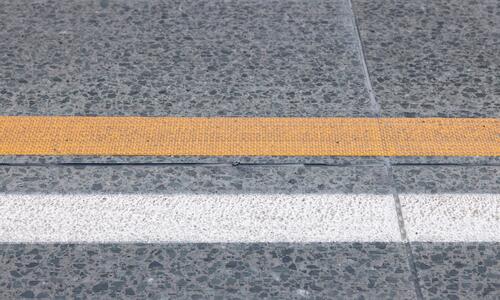 Nahaufnahme von der neuen Fahrbahndecke mit Zement von Heidelberg Materials