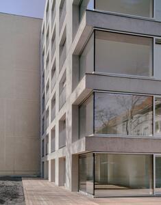 Wärmegedämmte und tragende Sichtbetonfassade des Wohnhauses in der Magazinstraße in Berlin-Mitte