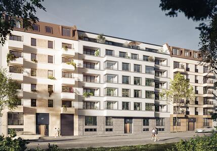 Mehrstöckiges, modernes Wohngebäude mit weißer Fassade, Balkonen und großen Fenstern. Im Erdgeschoss befinden sich Eingänge und graue Steinverkleidung. Zwei Personen laufen auf dem Gehweg im Vordergrund, umgeben von Bäumen.