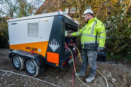 Der mobile Energiespeicher von Liebherr versorgt auf der Baustelle in Weißenhorn unter anderem den 3D-Drucker.