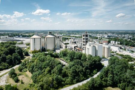Luftaufnahme vom Zementwerk Paderborn der Heidelberg Materials AG