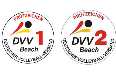 Zwei runde Prüfzeichen des Deutschen Volleyball-Verbands mit den Aufschriften DVV 1 Beach und DVV 2 Beach.