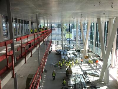 Gruppe von Kindern auf der Baustelle von Heidelberg Materials