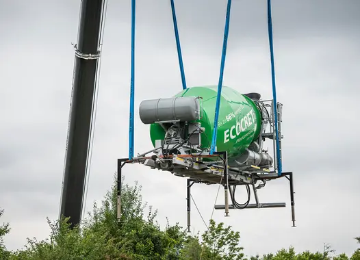 Ein Autokran hievte die leere Betonmischtrommel ins Innere der Festungsanlage.