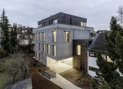 Das Mehrfamilienhaus liegt geschützt zwischen denkmalgeschützten Villen der Gründerzeit.