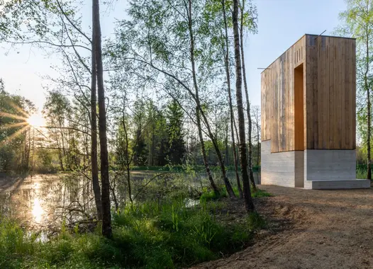 Weißbeton und Holz verschmelzen zu Kapelle