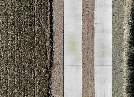 Im Abstand von 300 Metern haben wir zusätzlich vollflächige Ausweichstellen betoniert, sodass dort zwei Lkw oder ein Traktor und ein Pkw gut aneinander vorbeifahren können.