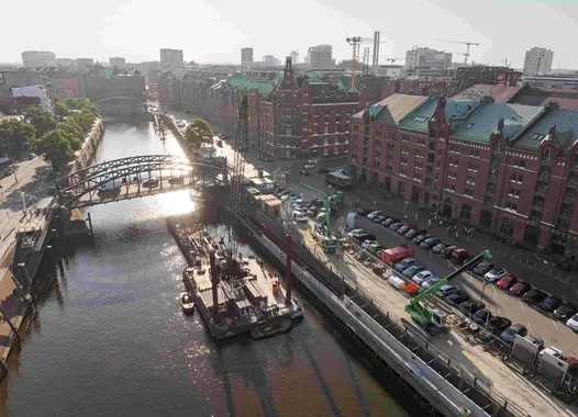 Die Kaimauern, auf denen die Speicherstadt steht, sollen nachhaltig saniert werden. Wesentliche Gründe für die entstandenen Schäden sind der höhere Wasserdruck infolge des sich seit Jahrzehnten verändernden Tidehubs.