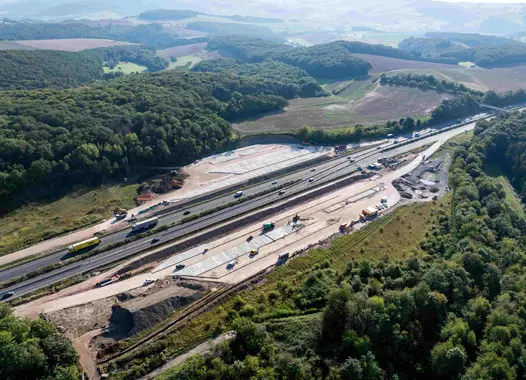 70% Rezyklat mit evoBuild Zement für Fahrbahndecke