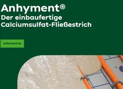 Calciumsulfat-Fließestrich wird über orangefarbene Rohre auf einer Unterlage verteilt.